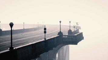 vue du pont sur la rivière dans le brouillard video