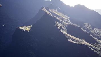 aéreo montañas rocosas paisaje panorama video