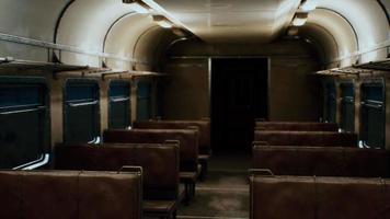interno del vecchio treno elettrico sovietico video