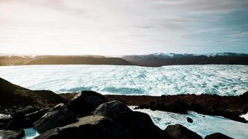 fluxo de geleira através das montanhas na islândia