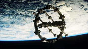 enorm ruimteschip neemt positie in over aarde-elementen geleverd door nasa video