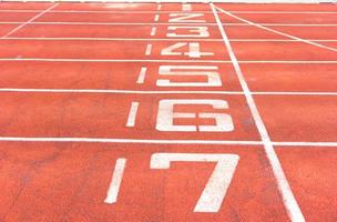 pista de atletismo con número blanco foto