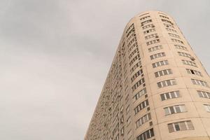 complejo residencial de varios pisos contra el cielo. arquitectura urbana foto