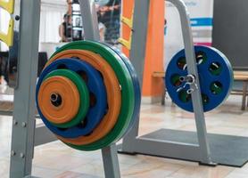 equipo deportivo y pesas en el gimnasio, primer plano foto