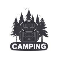 logotipo de camping con mochila y silueta forestal. aislado. vector. vector