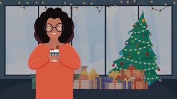 una chica de piel oscura sostiene una bebida caliente en sus manos sobre el fondo de un árbol de navidad y regalos. ilustración vectorial