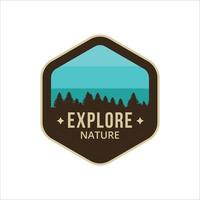 simple aventura de camping con logo en las montañas y la naturaleza. vector