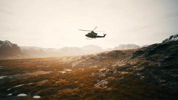 elicottero dell'era della guerra del Vietnam al rallentatore nelle montagne