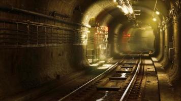 oscuro viejo túnel de metro abandonado video