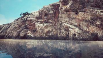 belle falaise rocheuse au milieu de la mer video