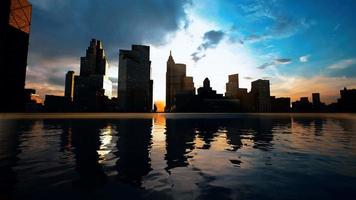 Skyline mit Wolkenkratzern und Meer bei Sonnenuntergang video