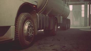 camión de combustible para el transporte de combustible a la refinería de petróleo petroquímica video