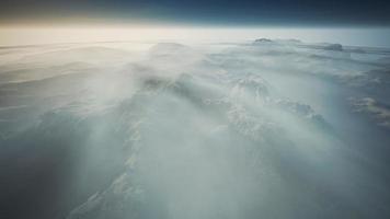 alpen bergketen luchtfoto vliegen video