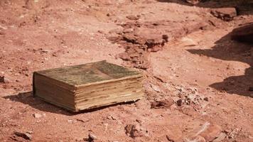 vecchio libro nel deserto di roccia rossa video