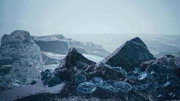 Schnee, Eis und Felsen in der nördlichen Landschaft video