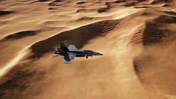 avião militar americano sobre o deserto video