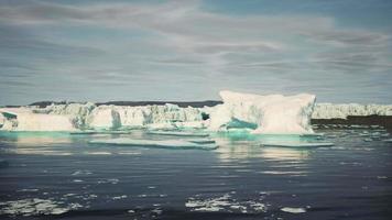 grandes icebergs perto da região da Groenlândia video