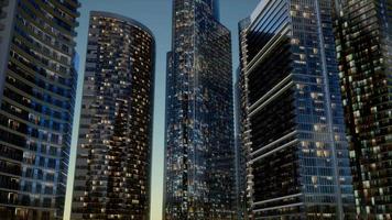 rascacielos de la ciudad en la noche video