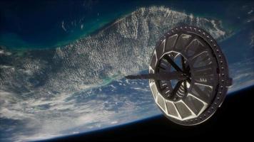 satélite espacial futurista que orbita la tierra video