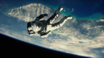 astronauta flotando sobre la tierra elementos de esta imagen proporcionados por la nasa video