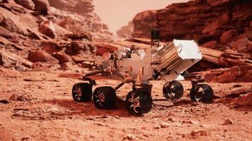 mars rover persévérance explorant la planète rouge. éléments fournis par la nasa. video
