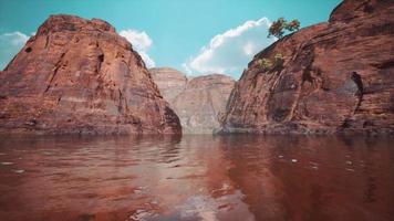 rayos brillantes del sol reflejados en el agua fría del río colorado video