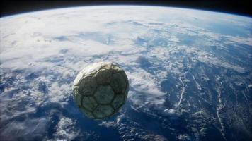 vieux ballon de football dans l'espace sur l'orbite terrestre video