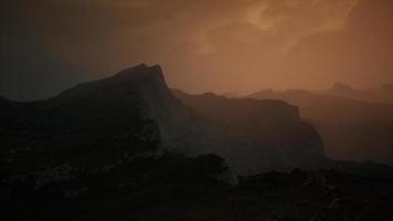ciel dramatique au-dessus des montagnes rocheuses au coucher du soleil video
