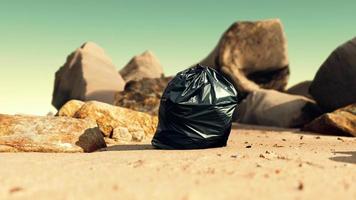Schwarze Mülltüte aus Plastik voller Müll am Strand video