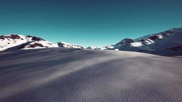 Cratère volcanique couvert de neige en Islande video