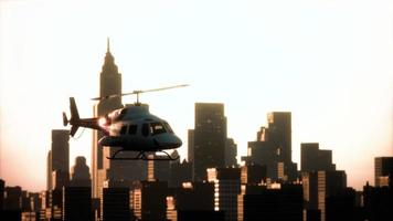 Hélicoptère de silhouette au fond de paysage urbain
