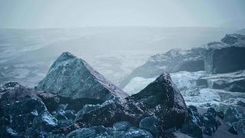 hielo de nieve y rocas en el paisaje del norte video