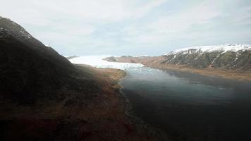 vista nublada de verano al gran glaciar video