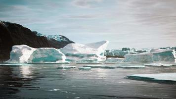 roche et glace du glacier en argentine video