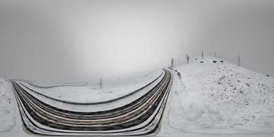 caméra vr 360 se déplaçant au-dessus des montagnes rocheuses enneigées video