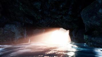 Luz solar de 4k dentro de una hermosa cueva misteriosa video