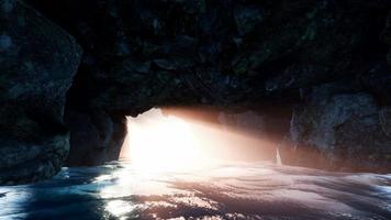 4k luz do sol dentro da bela caverna misteriosa video