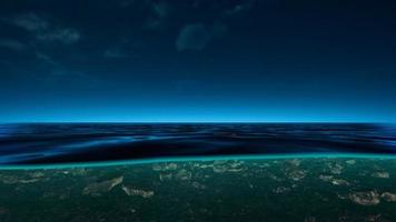 onderwaterzicht met horizon en wateroppervlak gesplitst per waterlijn video