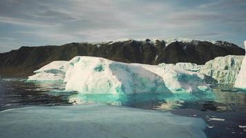 grandes icebergs perto da região da Groenlândia video