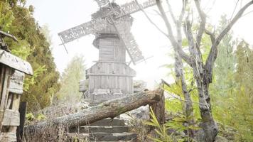 vecchio mulino a vento in legno tradizionale nella foresta video