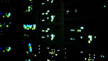 interior industrial limpo de uma sala de servidores de dados com servidores video