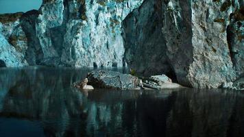 acantilados rocosos en el océano en un día soleado video