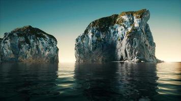 montanhas do fiorde com pedras na noruega video