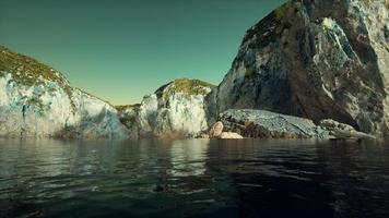 8k ilhas da noruega com rochas e falésias video