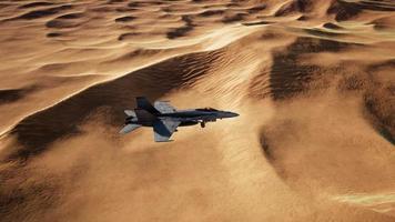 Amerikanisches Militärflugzeug über der Wüste