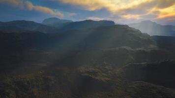 poussière volcanique noire et montagnes avec brouillard en arrière-plan video