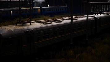 trens de carga no antigo depósito de trem deixado para ser enferrujado video