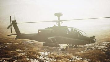 hélicoptère militaire dans les montagnes en guerre video