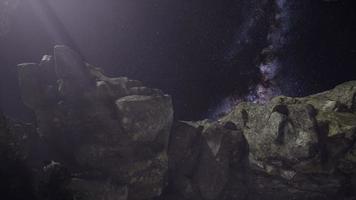 Sentiers d'étoiles d'astrophotographie 4k sur les parois du canyon de grès video