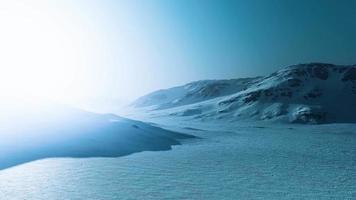 montagne innevate in alaska con nebbia video